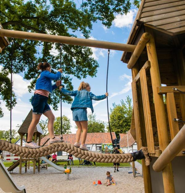 Kinderen in een speeltuin